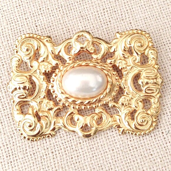 Decorative gold tone and faux pearl brooch - Picture 2 of 6